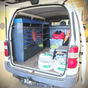 205 cm E-Flex förvaringssystem med lådor och väskförvaring monterat i Toyota Hiace