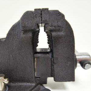 Ruuvipenkki, jossa putkileuat putkimiehen käyttöä varten. Putkileukoihin voit laittaa putken kiinni. Hampaat ottavat putkesta hyvän otteen jolloin putki ei pääse pyörimään ruuvipenkissä.