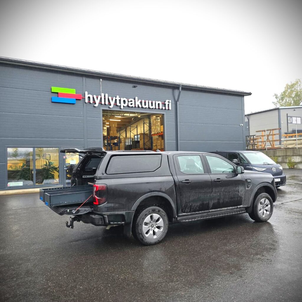Ford Ranger pick-up with long drawers