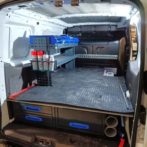 Ford Transit Connect mit zwei langen E-Flex Schubladen und einem kleinen offenen Regal darüber