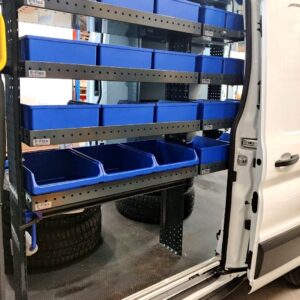 300 cm E-Flex varevognsreol med opbevaringskasser i Ford Transit L3 med dobbelte skydedøre, fotograferet fra skydedørsåbningen
