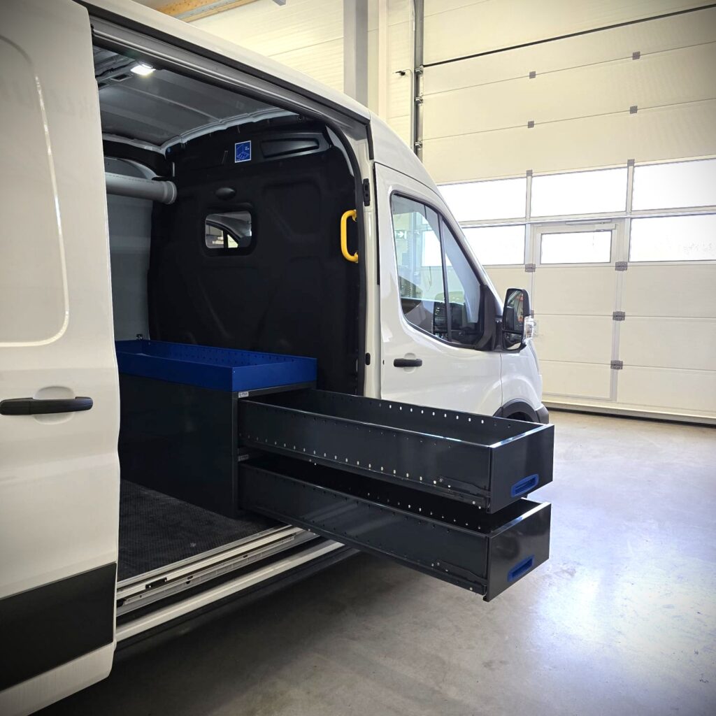 Ford Transit L3 équipé de deux longs tiroirs E-Flex installés près de la porte latérale