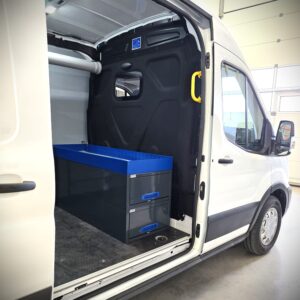 Ford Transit L3 équipé de deux longs tiroirs E-Flex installés près de la porte latérale