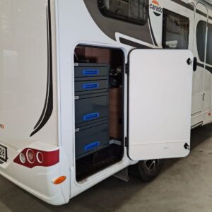 pitkä vetolaatikosto matkailuauto takatalli