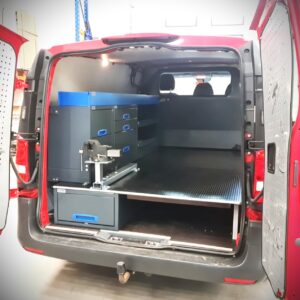 Support d’étau coulissant E-Flex installé à l’arrière d’un utilitaire avec aménagement de véhicule
