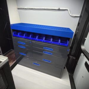 E-Flex Fahrzeugeinrichtung 152 cm mit sechs Schubladen und abschließbarem Staufach im Transporter