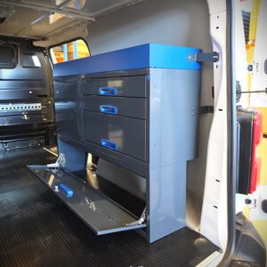 Aménagement utilitaire de 127 cm avec étagères et tiroirs installé sur la paroi latérale droite d’un Opel Vivaro L2