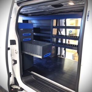 Aménagement utilitaire de 127 cm avec étagères et tiroirs installé sur la paroi latérale droite d’un Opel Vivaro L2