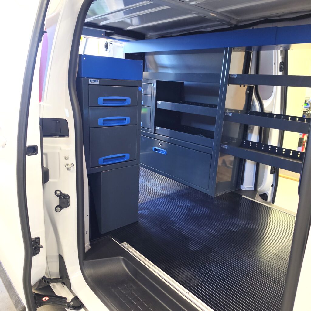 Aménagement utilitaire de 127 cm avec étagères et tiroirs installé sur la paroi latérale droite d’un Opel Vivaro L2