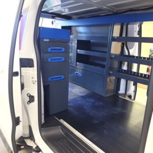 Aménagement utilitaire de 127 cm avec étagères et tiroirs installé sur la paroi latérale droite d’un Opel Vivaro L2