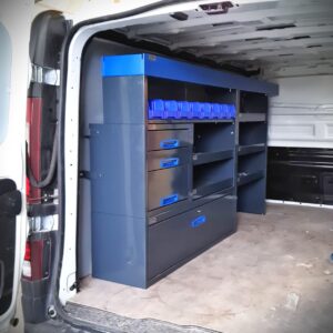 205 cm breite E-Flex Fahrzeugeinrichtung mit Schubladen und offenen Regalen in einem Renault Trafic oder Nissan Primastar