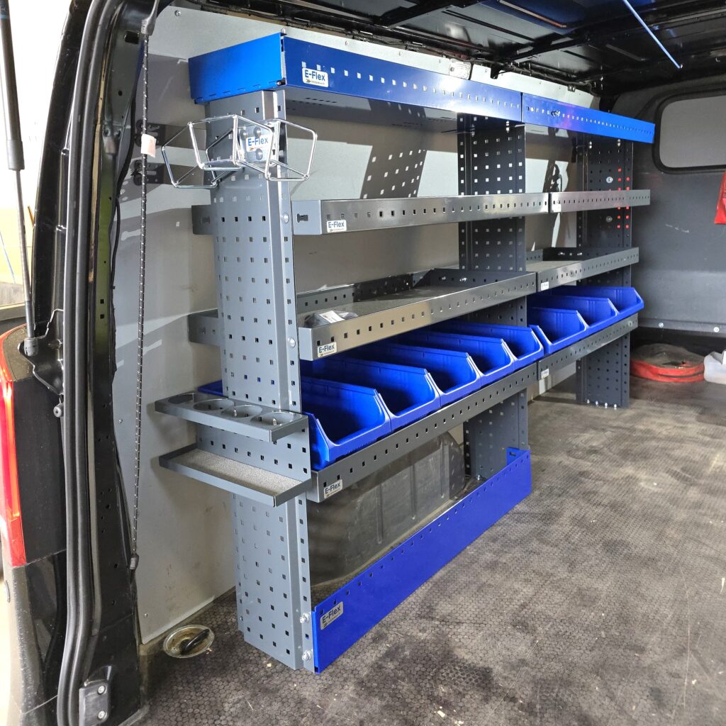 200 cm bilinredning hylla höjd 120 cm i Mercedes-Benz Vito A3 vänster sida