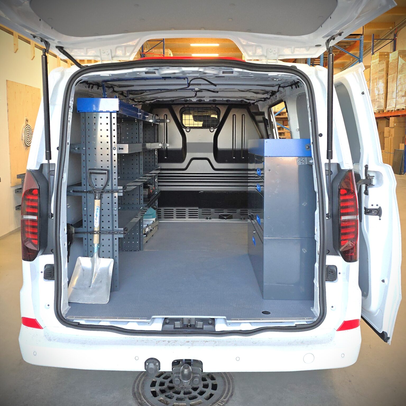 Volkswagen Transporter T7 service van setup with 200 cm open shelving on the left and 100 cm drawer unit on the right