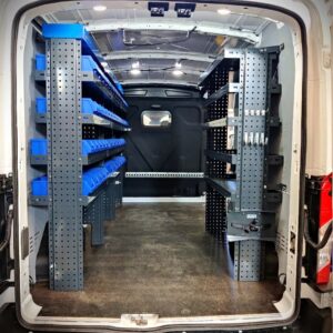 E-Flex varevognsreol med åbne hylder og opbevaringskasser monteret i Ford Transit L3
