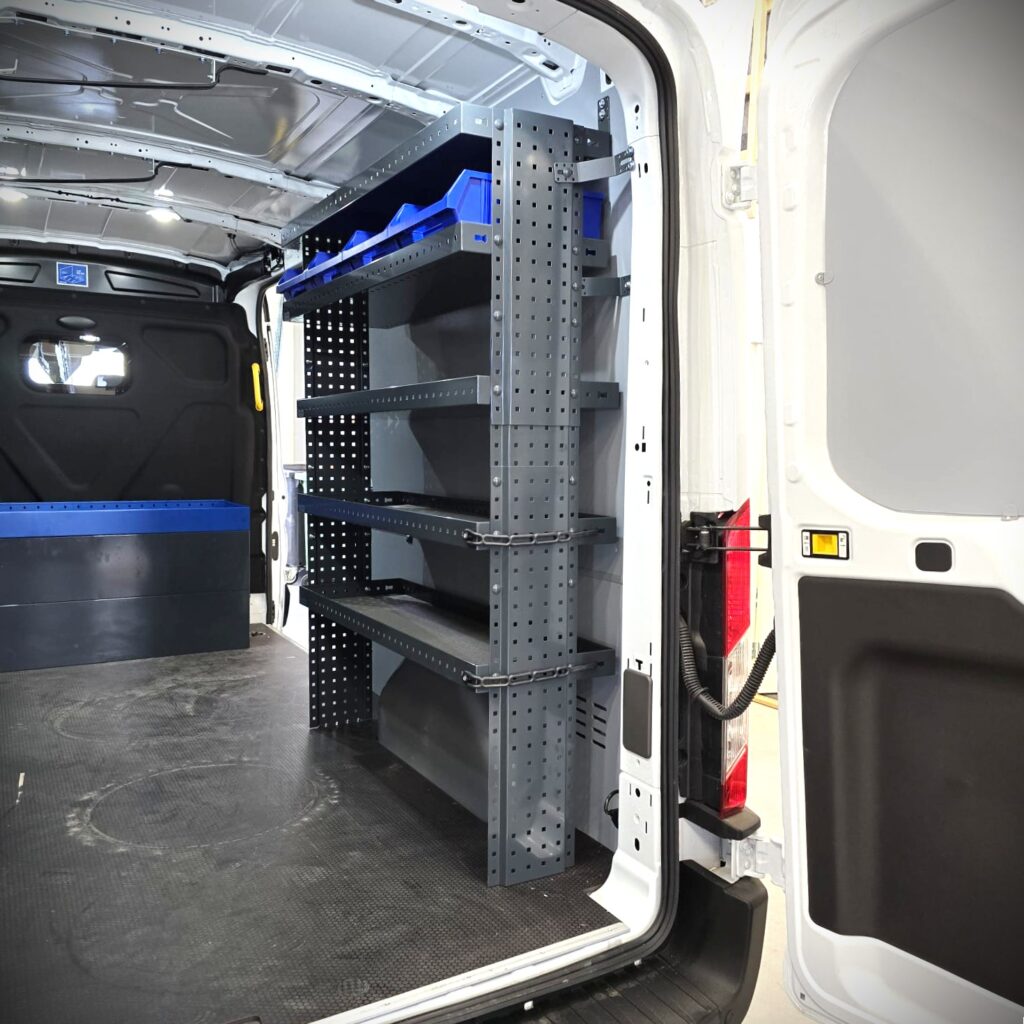 130 cm breite E-Flex Fahrzeugeinrichtung mit 150 cm Höhe an der Schiebetürseite eines Ford Transit L3