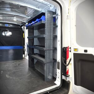 130 cm breite E-Flex Fahrzeugeinrichtung mit 150 cm Höhe an der Schiebetürseite eines Ford Transit L3