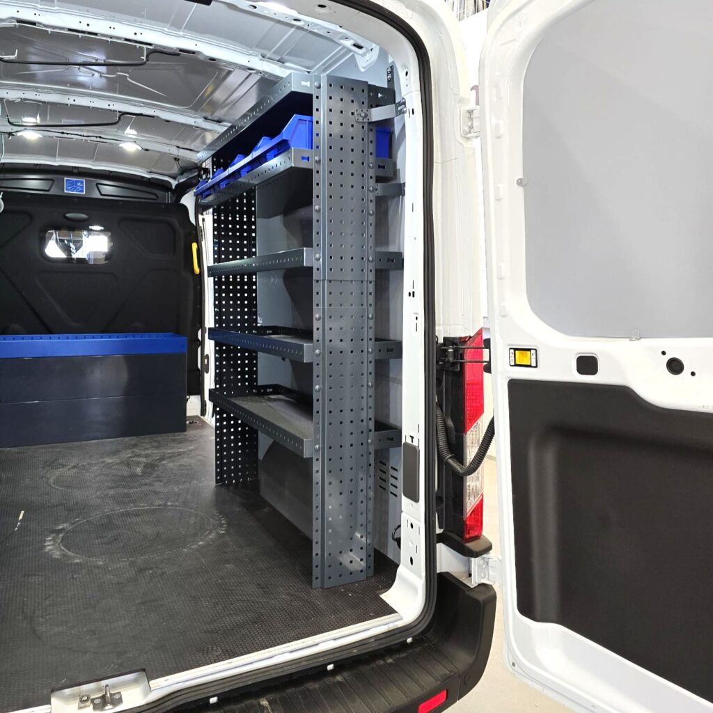 130 cm breite E-Flex Fahrzeugeinrichtung mit 150 cm Höhe an der Schiebetürseite eines Ford Transit L3