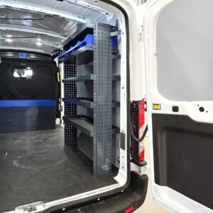 130 cm breite E-Flex Fahrzeugeinrichtung mit 150 cm Höhe an der Schiebetürseite eines Ford Transit L3