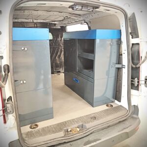 100 cm breite E-Flex Fahrzeugeinrichtung mit Endschubladen und offenen Regalböden in einem Ford Transit Connect