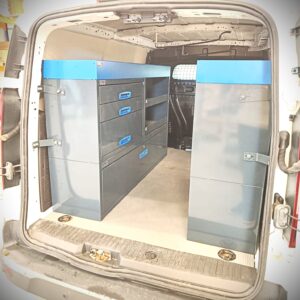152 cm breite E-Flex Fahrzeugeinrichtung an der linken Seitenwand eines Ford Transit Connect