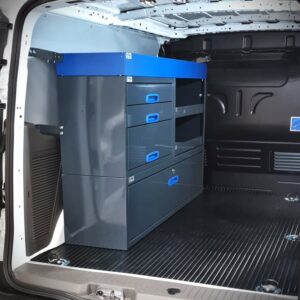 Aménagement E-Flex de 152 cm installé sur la paroi gauche côté conducteur d’un Ford Transit Connect L2