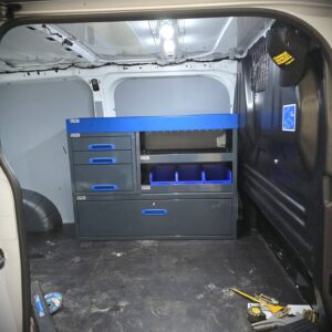 Ford Transit Custom med 127 cm E-Flex bilindretning monteret foran på førersidens sidevæg