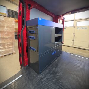 Ford Transit Custom L1 servicebil för räddningstjänstens elektriker, utrustad med E-Flex 100 cm förvaringssystem med hyllor, 96 cm högt, monterat på höger sida med enkel åtkomst genom skjutdörren.