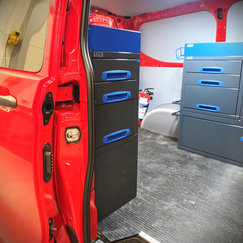 Ford Transit Custom L1 emergency services electrician's van equipped with a 100 cm E-Flex shelving system, 96 cm high, mounted on the right side with easy access through the sliding door.