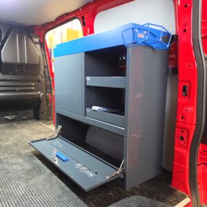 Ford Transit Custom L1 als Servicefahrzeug für einen Elektriker der Feuerwehr, ausgestattet mit einem 100 cm breiten und 96 cm hohen E-Flex Regalsystem auf der rechten Fahrzeugseite, bequem zugänglich durch die Schiebetür.