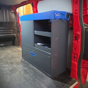 Ford Transit Custom L1 aménagé pour un électricien des services de secours, équipé d'un système de rangement E-Flex de 100 cm de large et 96 cm de haut, installé sur la paroi droite avec un accès pratique par la porte coulissante.