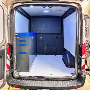 Ford Transit L3 mit 152 cm Fahrzeugeinrichtung an der linken Seitenwand und ausziehbaren Schubladen zum Heck.