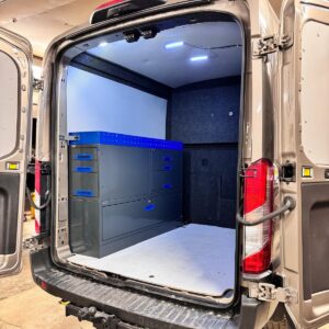 Ford Transit L3 mit 152 cm Fahrzeugeinrichtung an der linken Seitenwand und ausziehbaren Schubladen zum Heck.