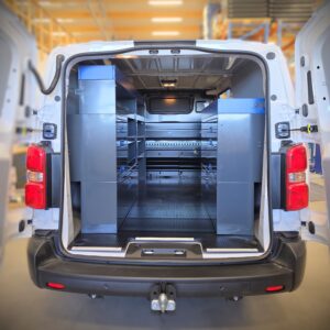 Opel Vivaro L2 mit kompletter Fahrzeugeinrichtung, Regalen, Schubladen, LED-Beleuchtung und Laderaum-Gummimatte