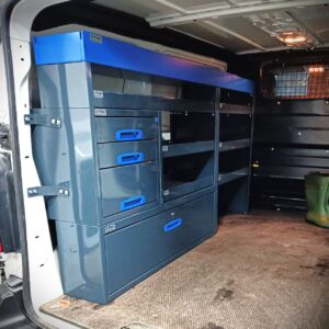 Aménagement E-Flex de 205 cm installé sur la paroi gauche d’un Peugeot Expert M