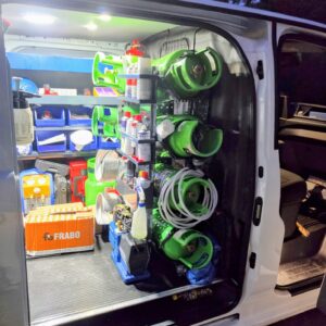 Deux étagères pour bouteilles de réfrigérant dans un Ford Transit Custom, capacité totale de huit bouteilles