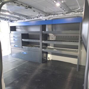 Ford Transit Custom L2 mit 230 cm Fahrzeugeinrichtung mit Regalböden, Höhe 120 cm, an der linken Seitenwand