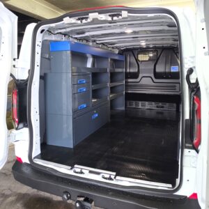 Ford Transit Custom L2 mit 230 cm Fahrzeugeinrichtung mit Regalböden, Höhe 120 cm, an der linken Seitenwand