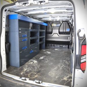 Aménagement E-Flex sur la paroi gauche d’un Ford Transit Custom 2024 avec étagères et tiroirs