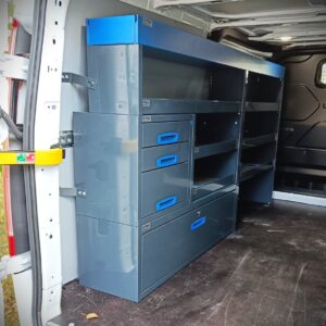 Aménagement E-Flex de 230 cm avec tiroirs et étagères ouvertes installé dans un Ford Transit Custom L2