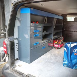 230 cm breite E-Flex Fahrzeugeinrichtung mit Schubladen und offenen Regalböden in einem VW Transporter T6 L2