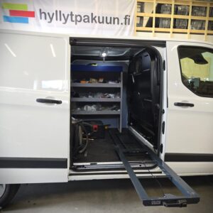 Ford Transit Custom med 46 cm E-Flex udtræksplatform, der trækkes ud gennem skydedøren i en VVS-montørs varebil