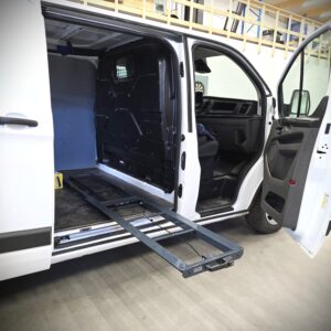 Ladeflächenauszug im Ford Transit Custom an der Seitenschiebetür