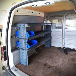 Volkswagen Caddy Cargo bilinredning hylla 130 cm höjd 91 cm monterad i skåpbil