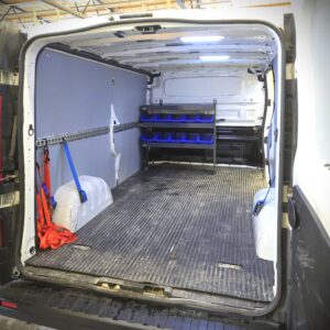Étagère pour utilitaire E-Flex installée contre la cloison dans un Renault Trafic