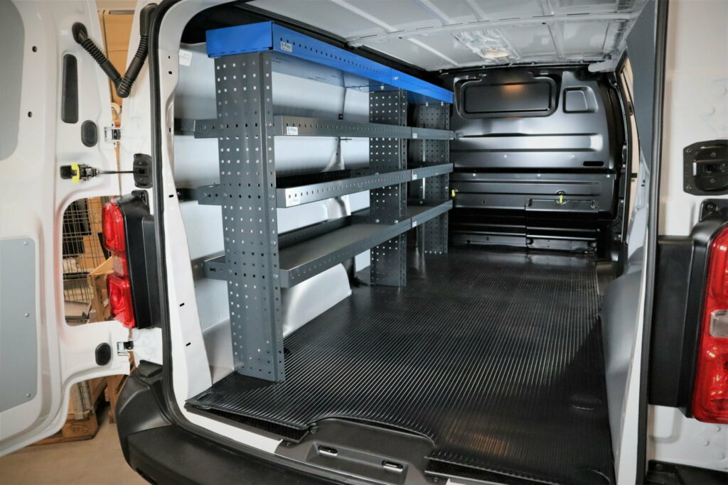 230 cm bilinredning hylla höjd 120 cm i Toyota Proace L2 vänster sida