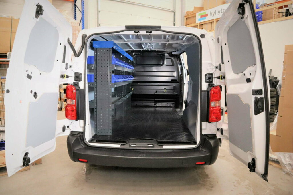 230 cm bilinredning hylla höjd 120 cm i Citroen Jumpy L2 vänster sida