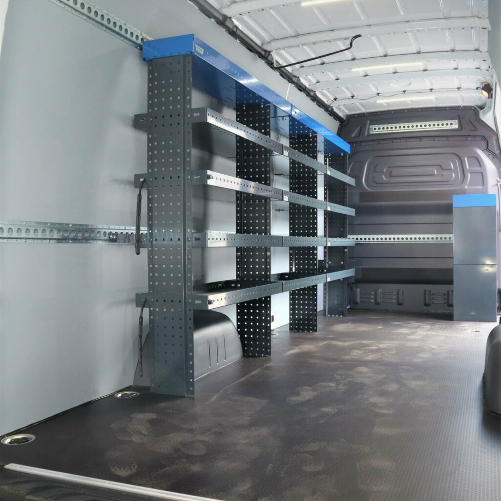 mercedes-benz sprinter varusteltuna e-flex pakettiauton hyllyillä pur-ait referenssi