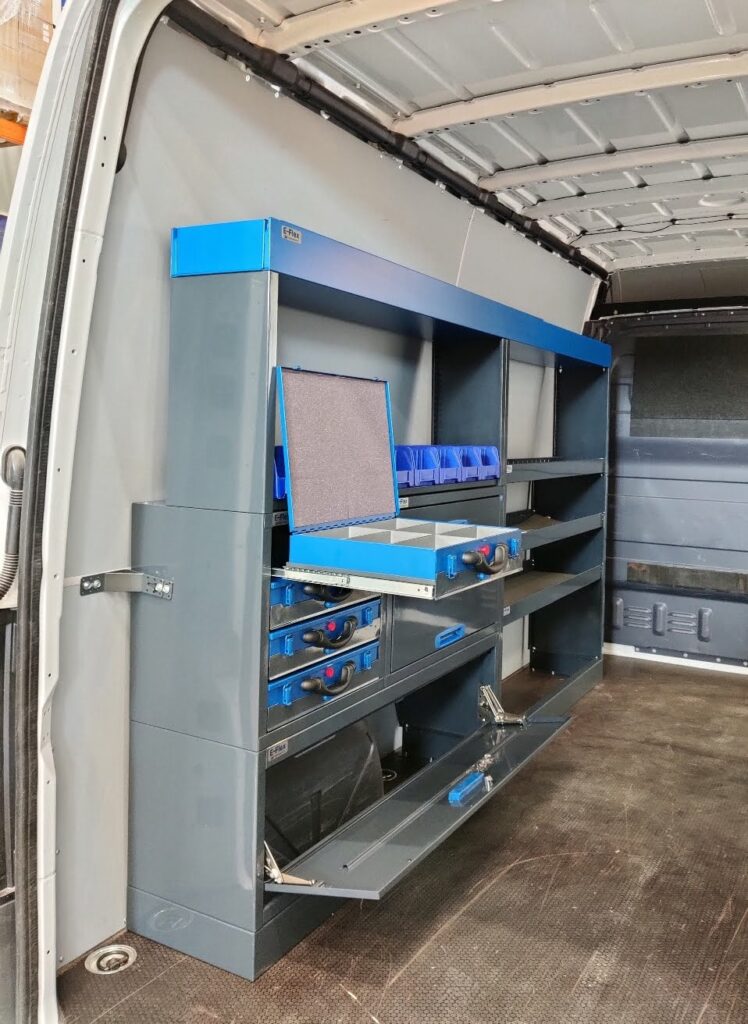 Sprinter tavaratilassa E-Flex huoltoauton kalusteet.