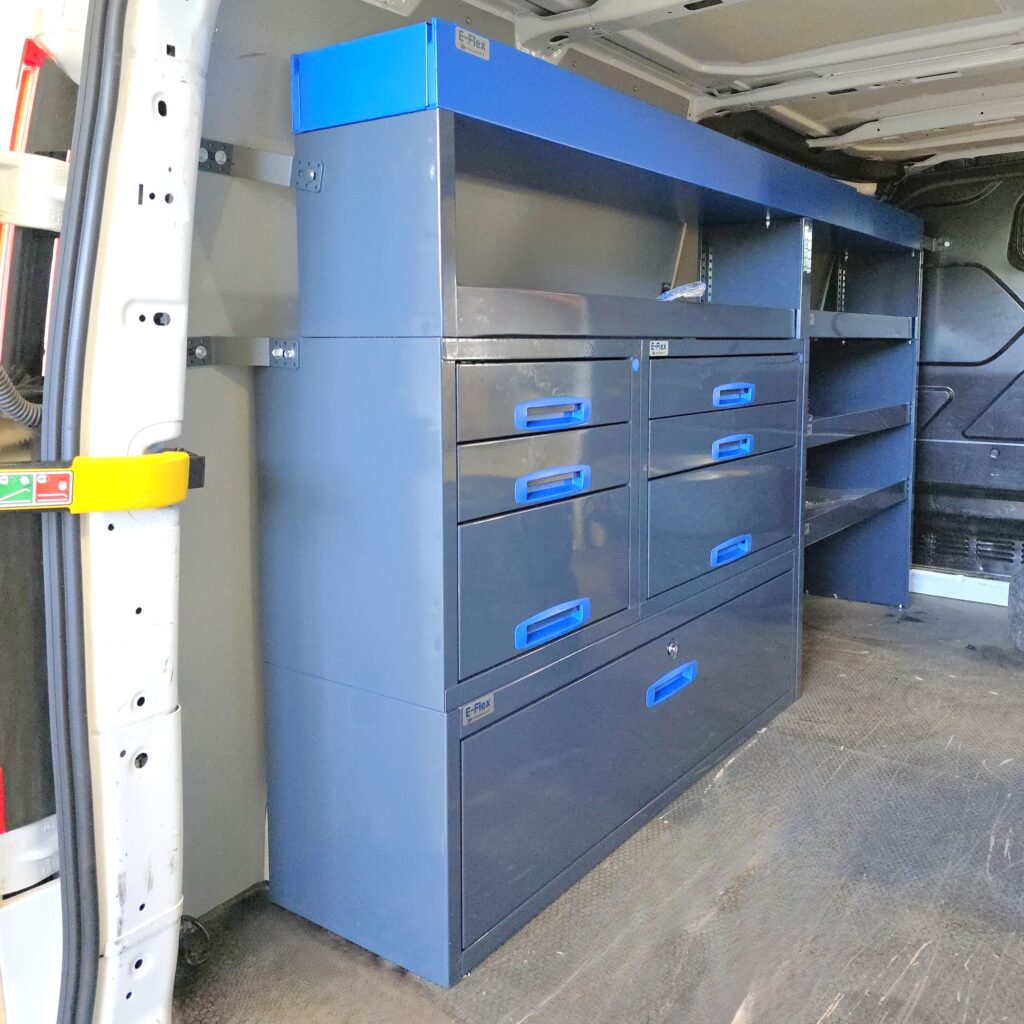 Ford Custom pakettiauton hyllyt kylmätalo kuura asiakaskokemus