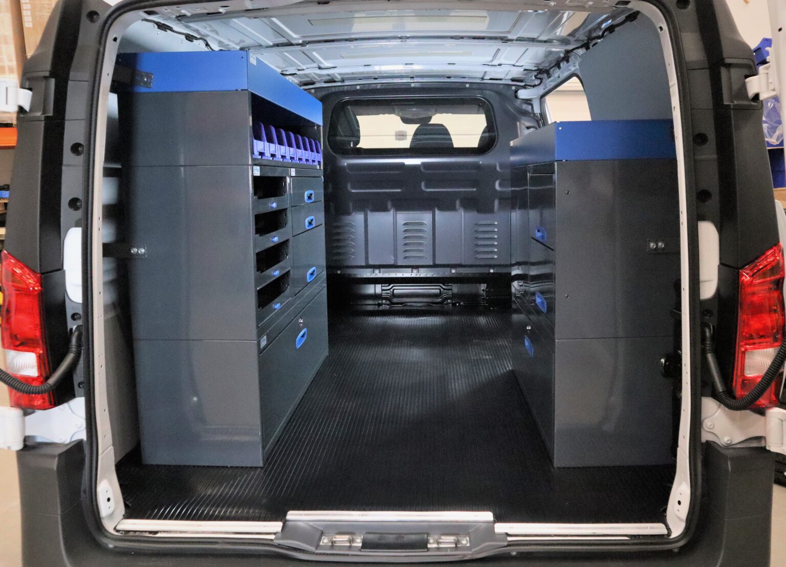 Mercedes-Benz Vito medellång A2 inredning med E-Flex hyllor
